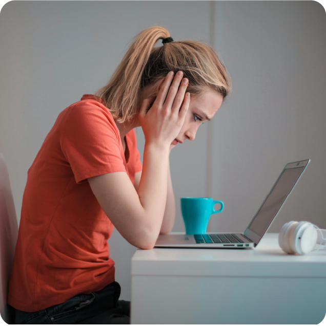 Une femme qui se pose devant son ordinateur avec un inquiet