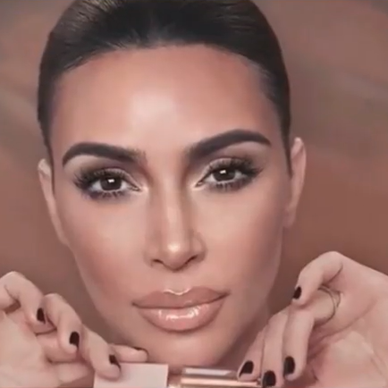 Kim Kardashian qui tient un produit cosmétique dans ses mains