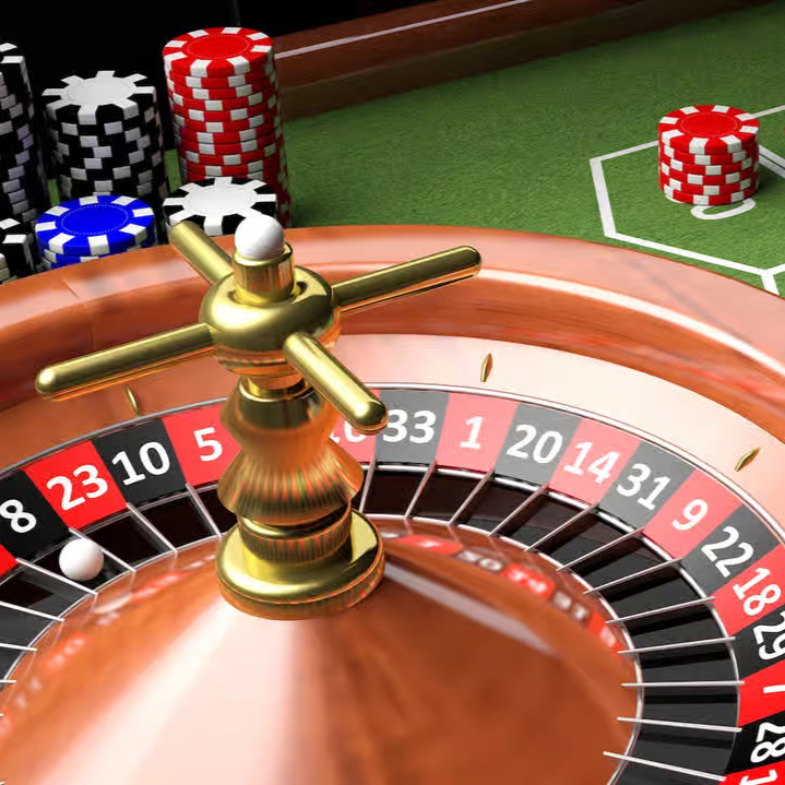 Une roulette casino avec les jetons autour